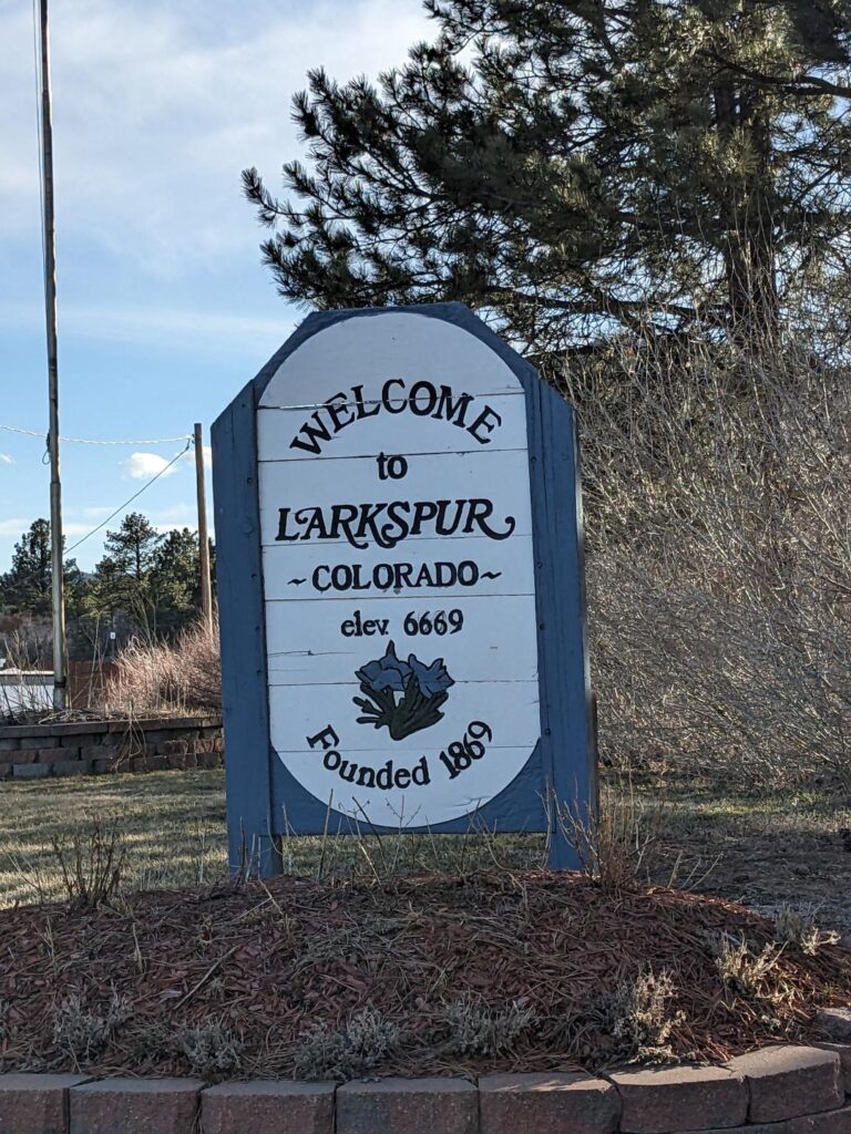 Welcome to Larkspur sign